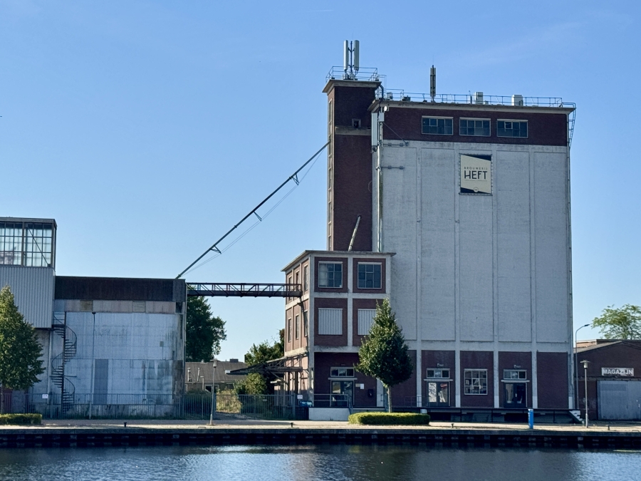 Een biertje drinken in de Graansilo op de Havenkade
